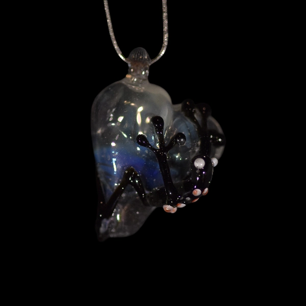 pendentif en verre coeur de grenouille
